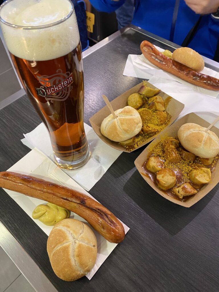 ハンブルク中央駅のスタンドでソーセージとビール