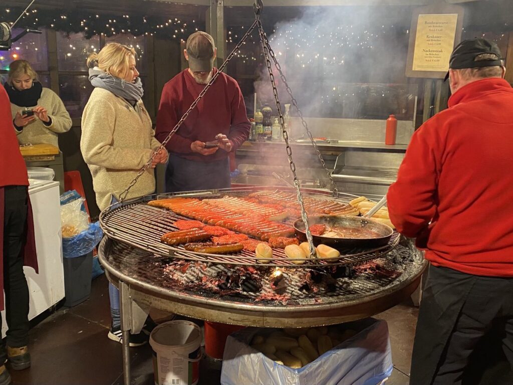 レパバーンのクリスマスマーケットで炭火焼きソーセージ