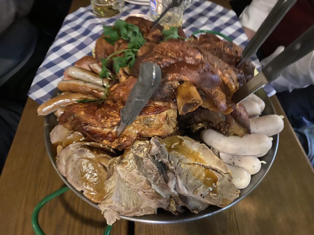 ハンブルクのホフブロイハウスのドイツ料理