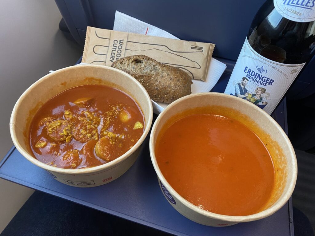ICE車内で食べたカリーヴルストとトマトスープ