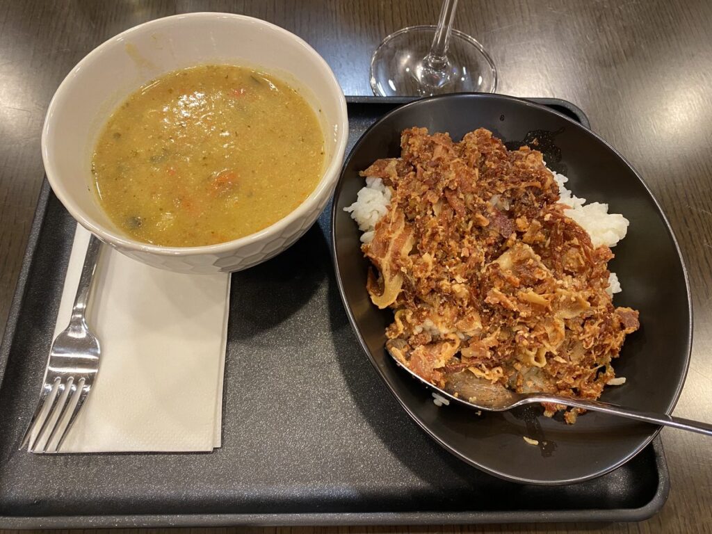 JALビジネスクラスへのアップグレードとラウンジの豚丼