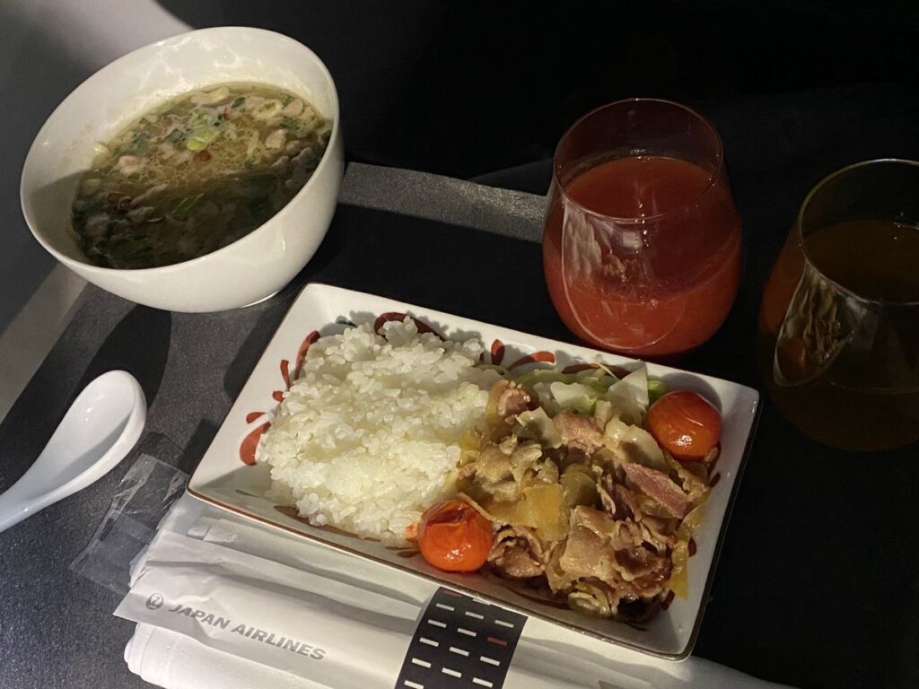 JALビジネスクラスの豚生姜焼きと九州じゃんがらラーメン
