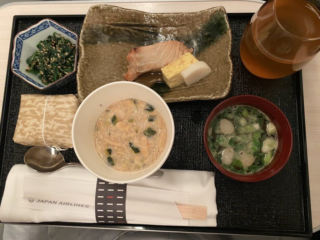 JALビジネスクラスの和定食と魚介チャウダー