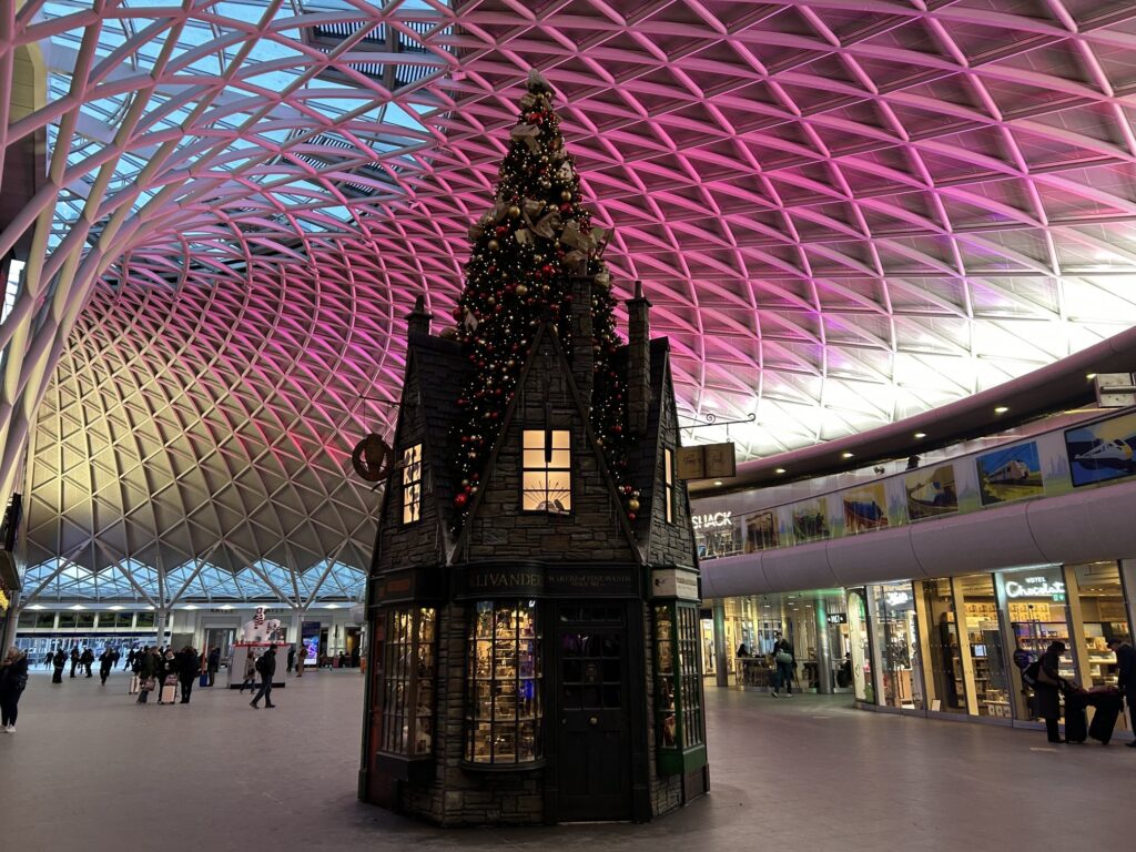 初めてのロンドンで絶対やるべきこと:キングスクロス駅 9 3/4番プラットフォーム