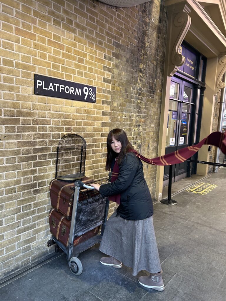 初めてのロンドンで絶対やるべきこと:キングスクロス駅 9 3/4番プラットフォーム