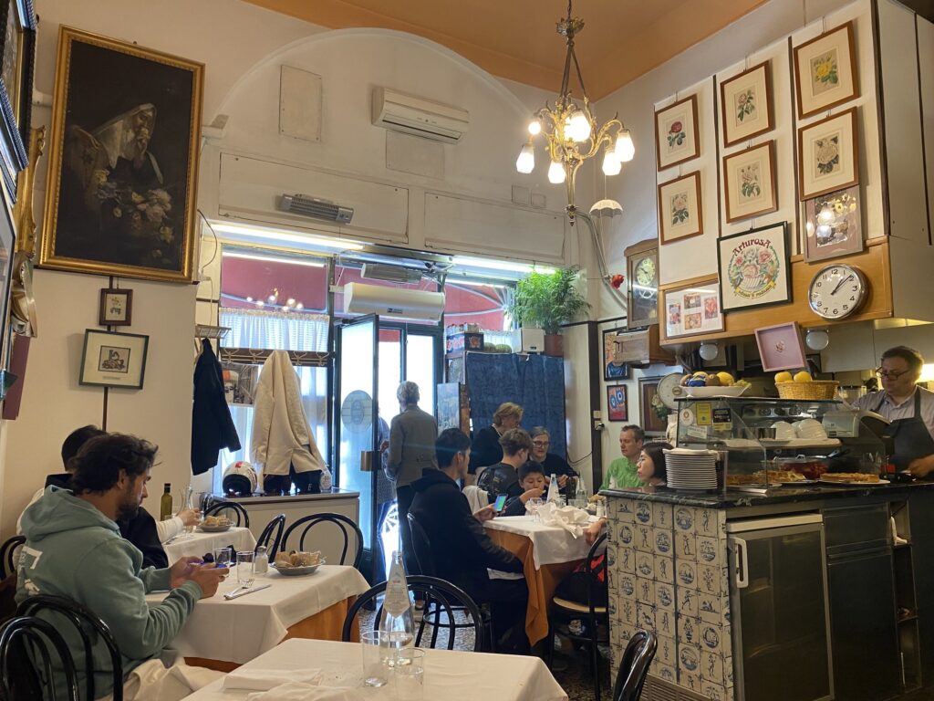 ランチは「La Latteria」で「レモンと青唐辛子のスパゲッティ」