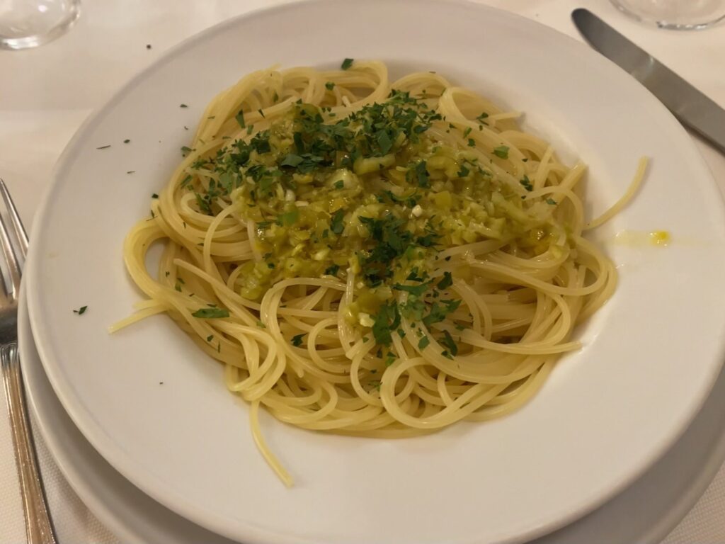ランチは「La Latteria」で「レモンと青唐辛子のスパゲッティ」