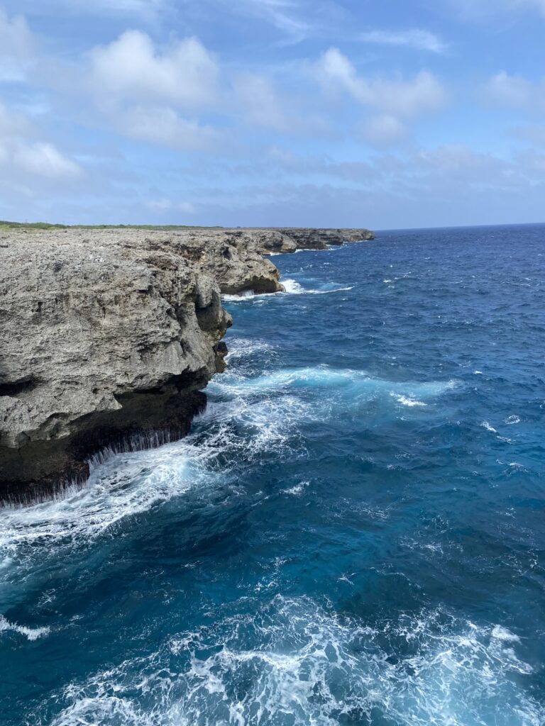 波照間島・高那崎の断崖絶壁