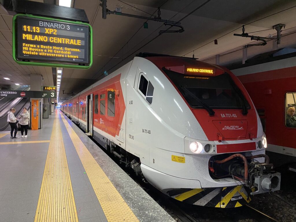 ミラノ中央駅へ向かうマルペンサ・エクスプレス