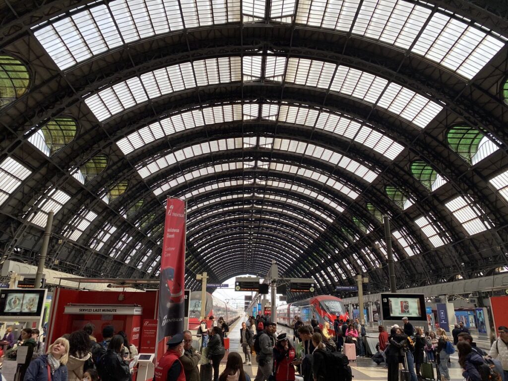 ミラノ中央駅のプラットホームと大屋根