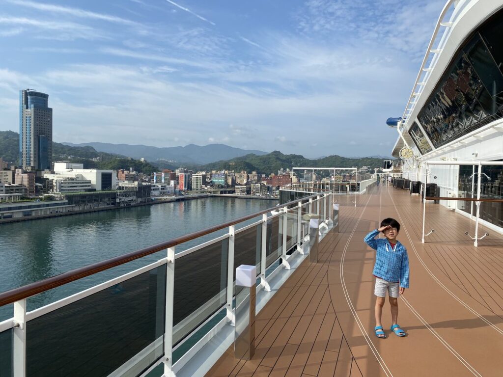 台湾・基隆港に到着したクルーズ船からの港の景色