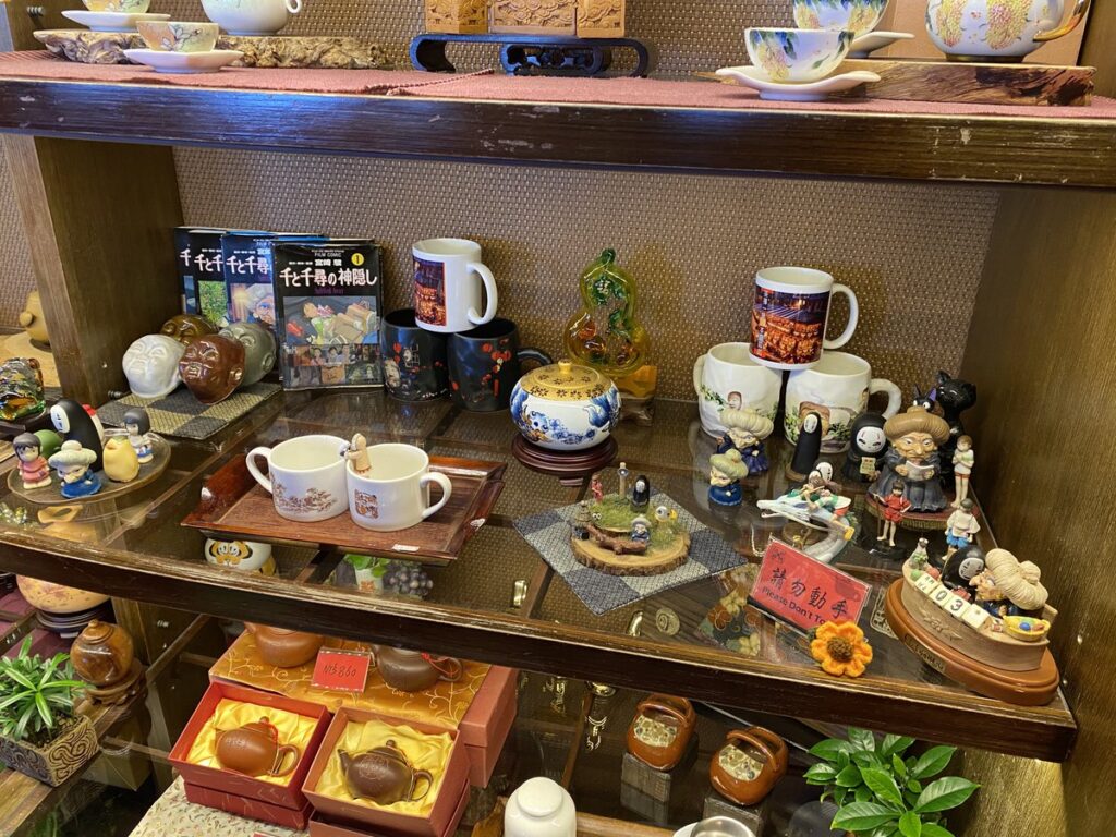 阿妹茶樓店内の「千と千尋の神隠し」グッズ