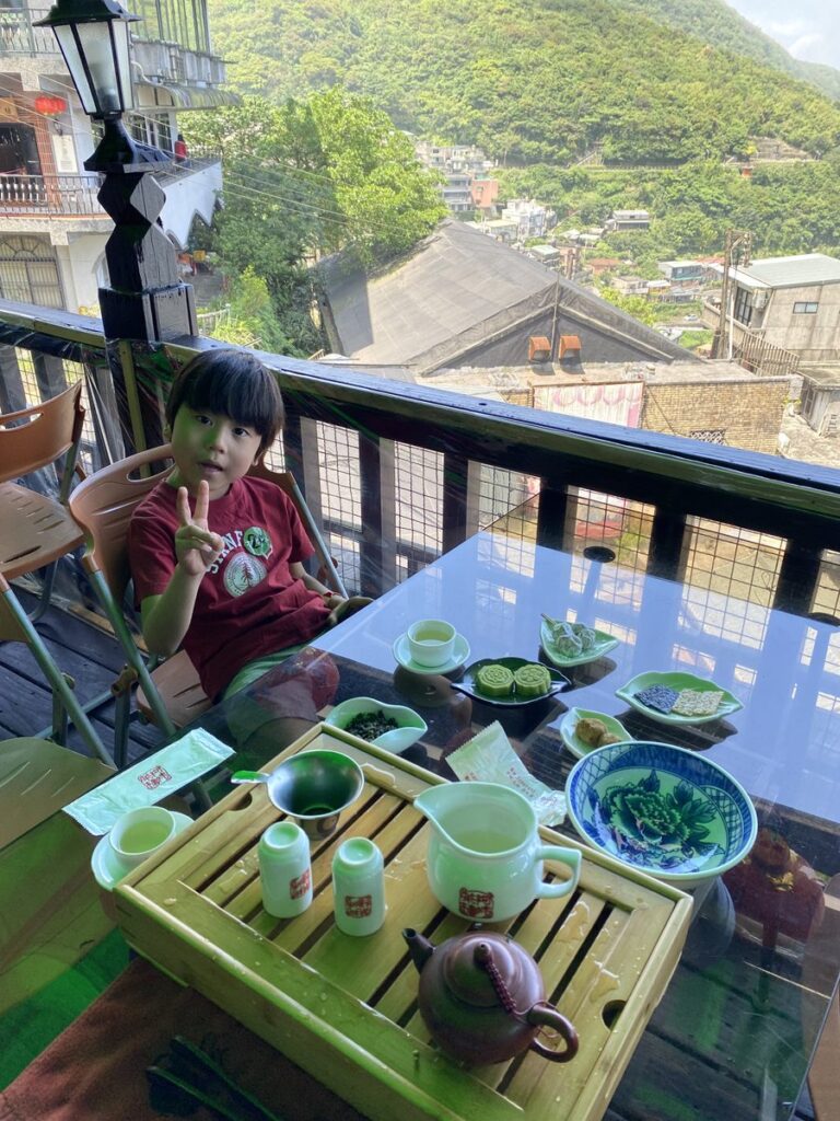 阿妹茶樓の烏龍茶と4種の茶菓子