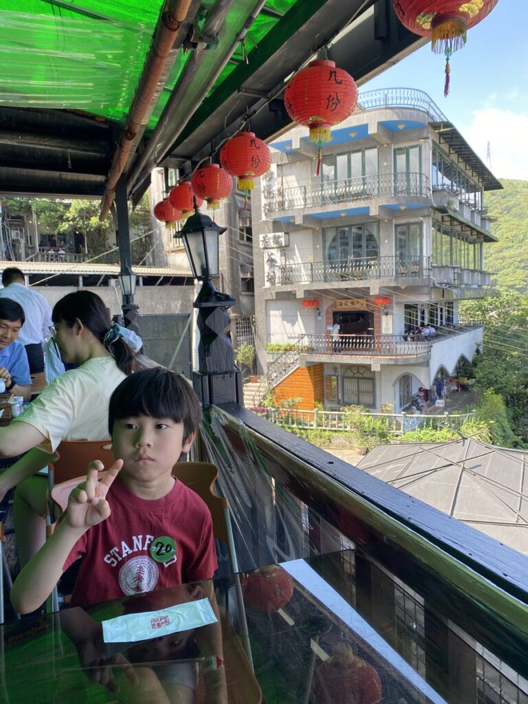 阿妹茶樓と向かいの海悦楼茶坊