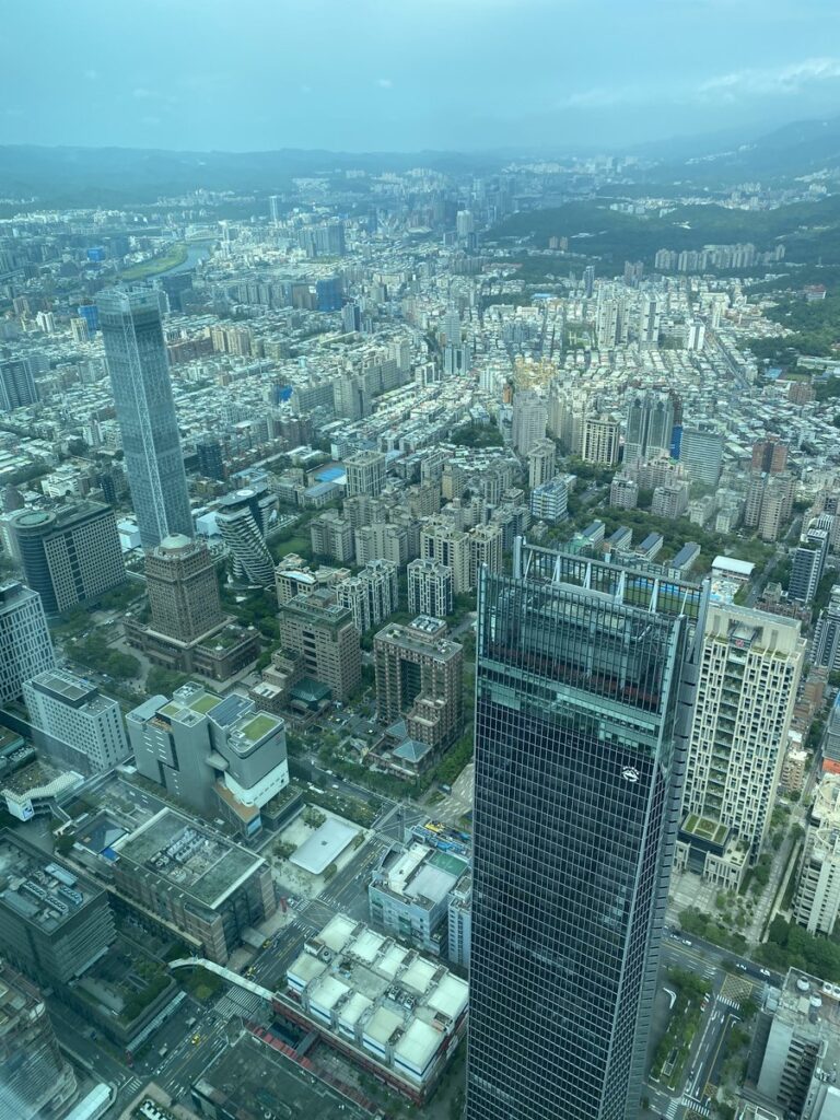 台北101の89階展望デッキから望む台北市街