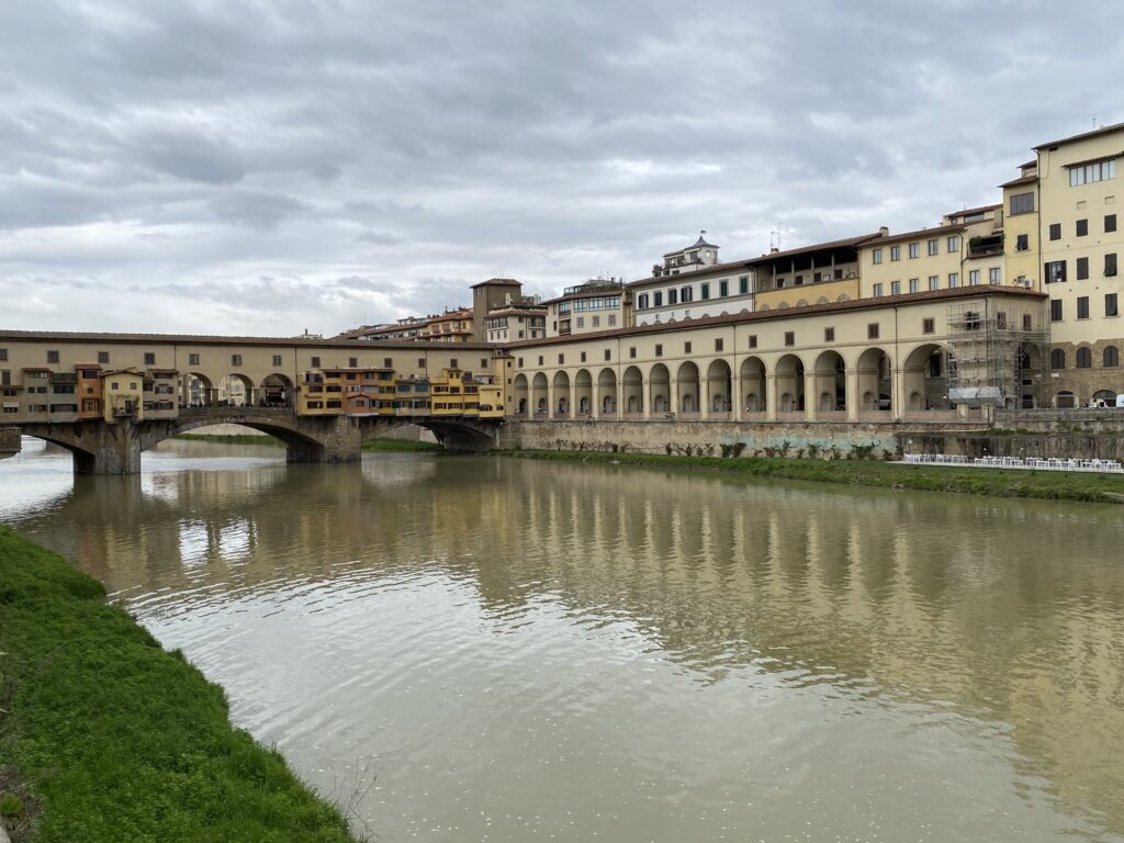 アルノ川にかかるフィレンツェ最古の橋、ポンテ・ヴェッキオ（Ponte Vecchio）