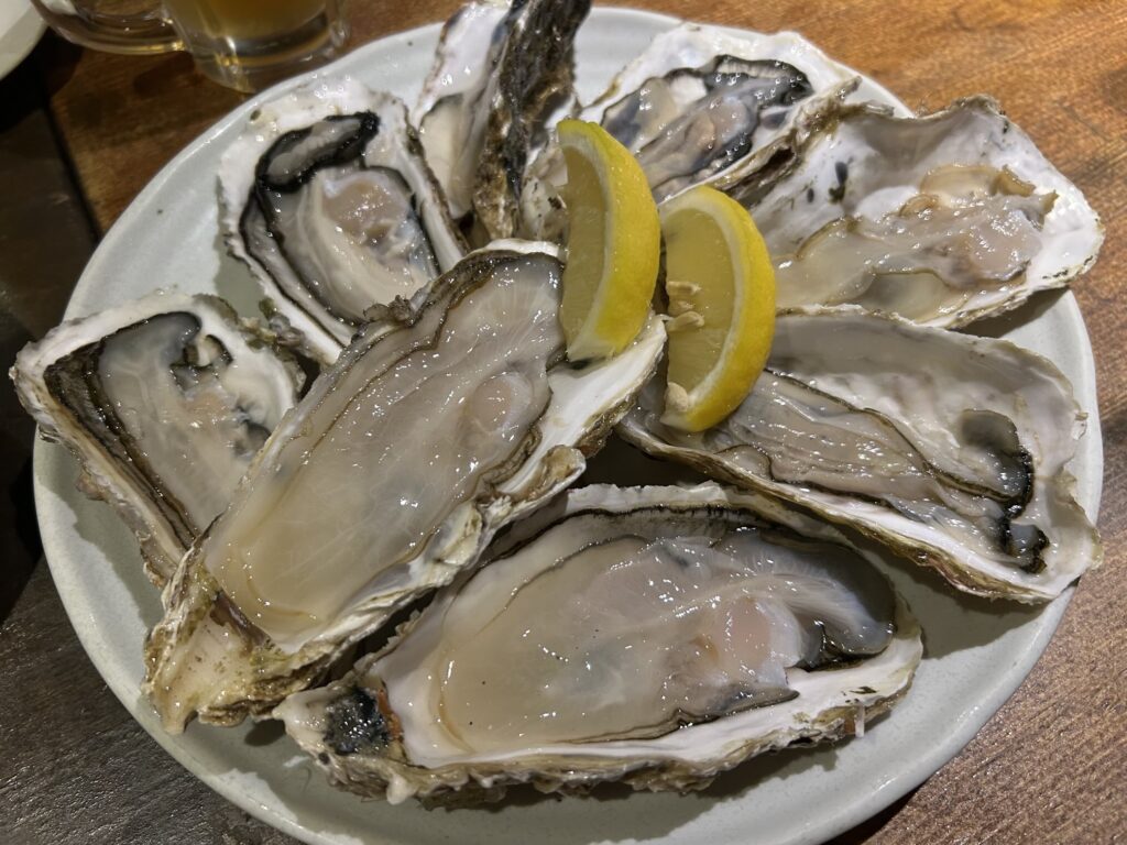「夜景のみえる北海道原始焼き酒場ルンゴカーニバル」で生牡蠣