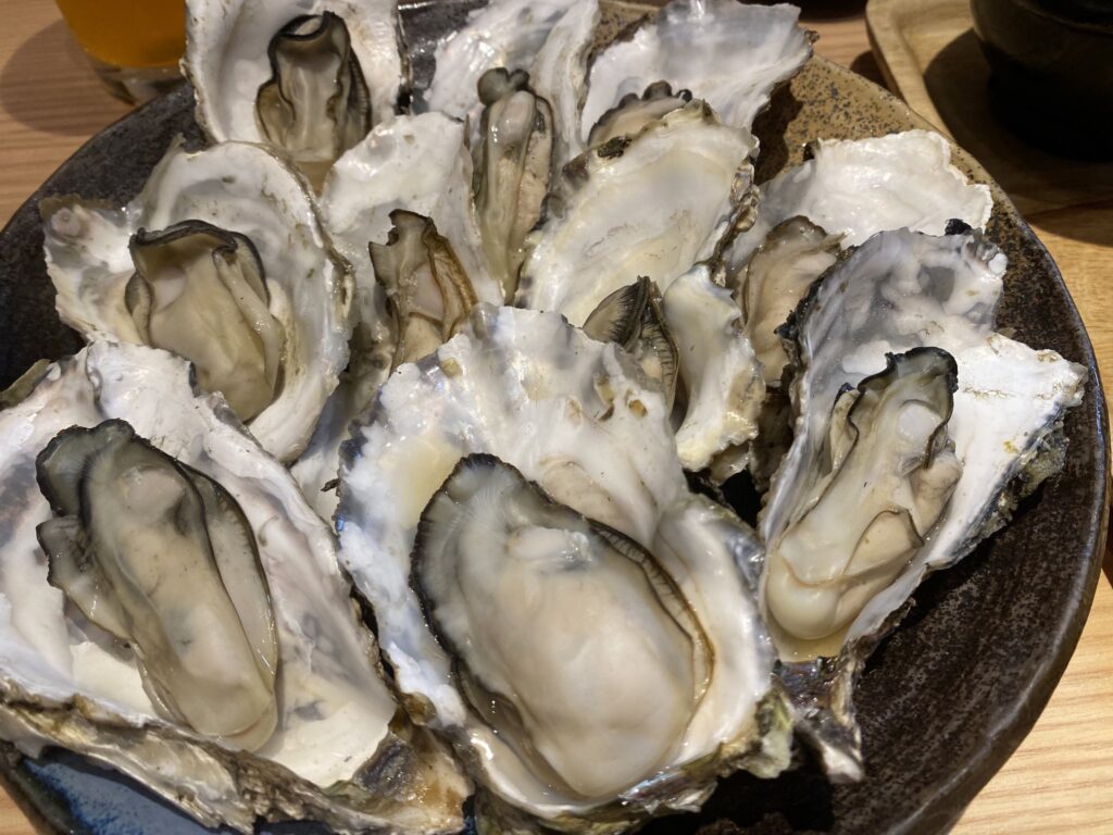 札幌「シハチ鮮魚店」で牡蠣のガンガン焼き