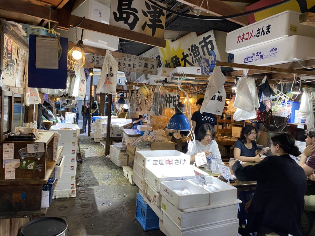 「こだわりラーメン築地」の店内の作りこみ