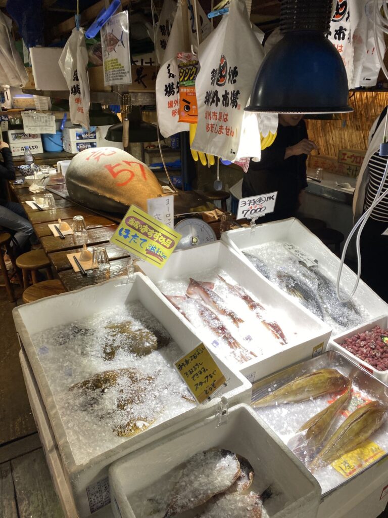 「こだわりラーメン築地」の店内の作りこみ