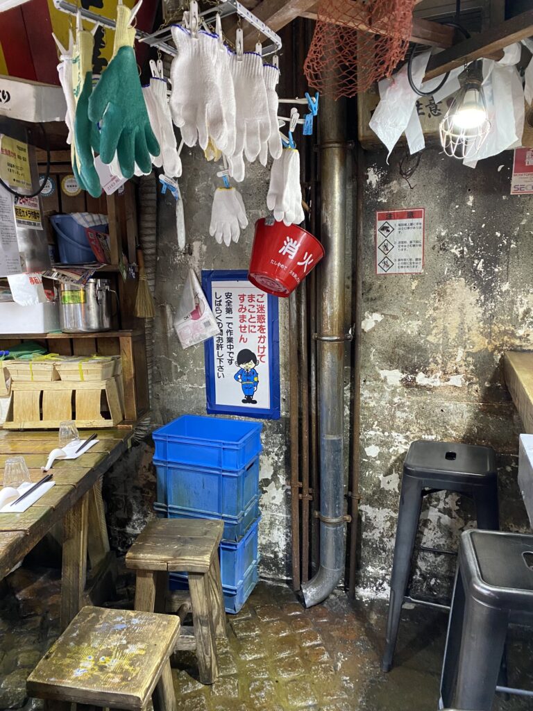 「こだわりラーメン築地」の店内の作りこみ