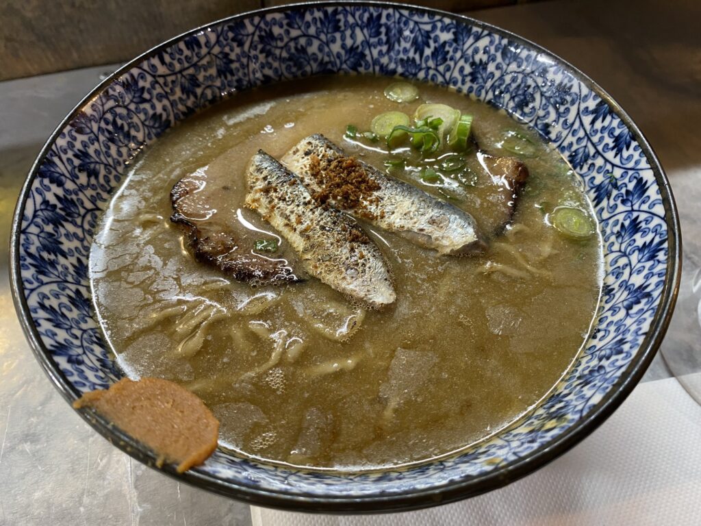 「こだわりラーメン築地」の「鰯 BOMB !!」