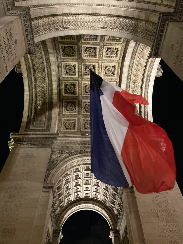 「エトワール凱旋門」にたなびくフランス国旗