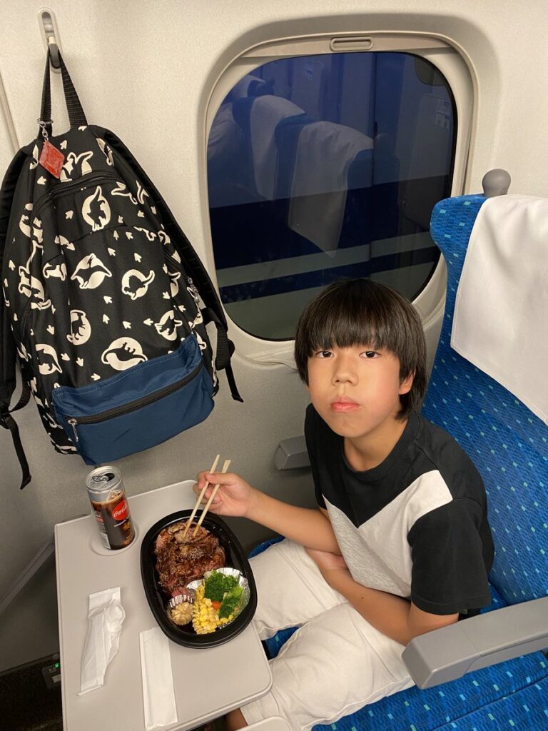 新幹線で向かう家族4人の熱海旅行