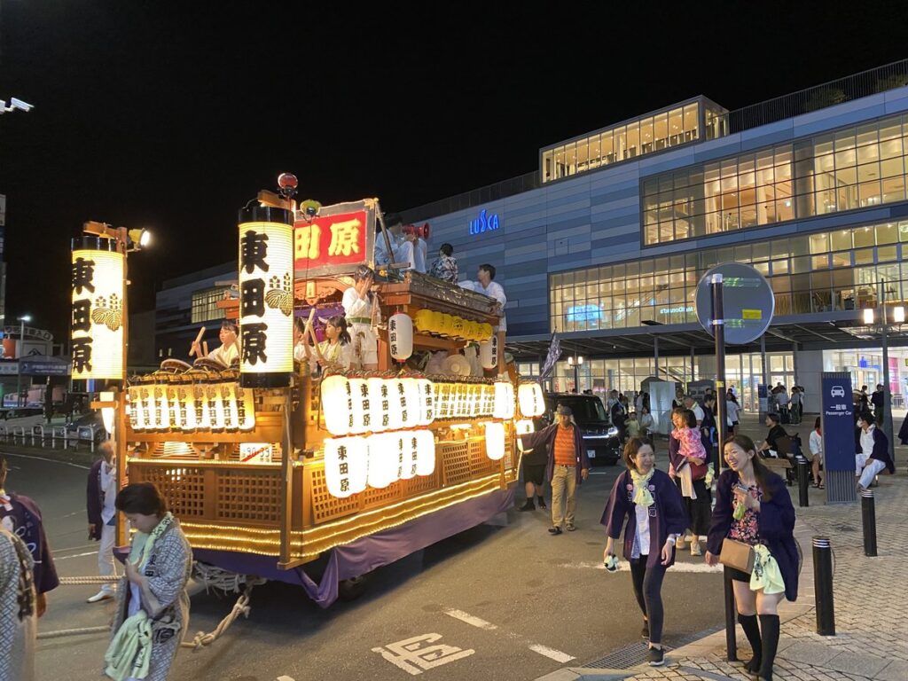 三連休の熱海駅前で続くタクシー待ちの列