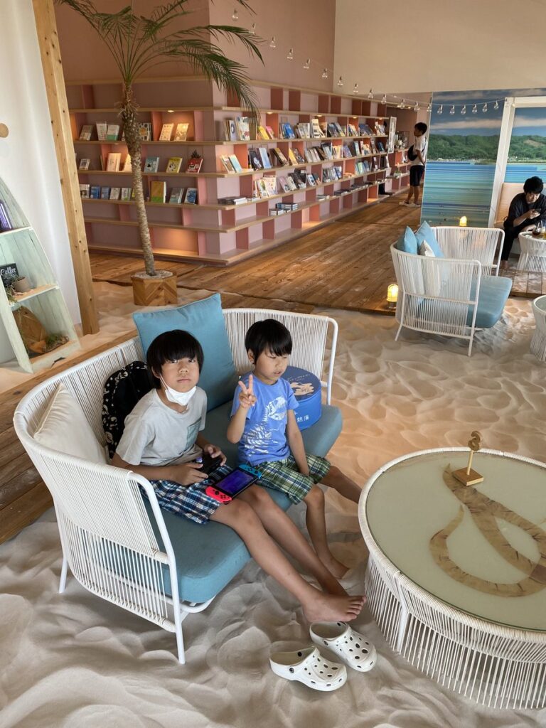 白砂が敷かれたソラノビーチBooks@Cafeの室内ビーチ