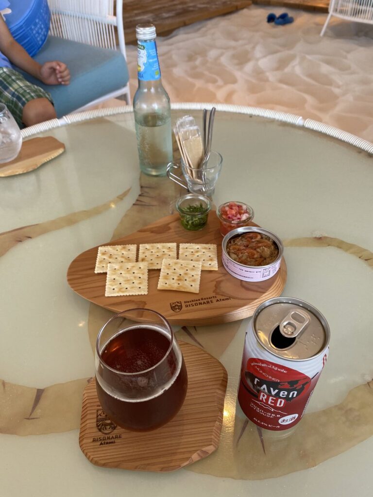 ソラノビーチの缶詰モチーフのテーブルとチェア
