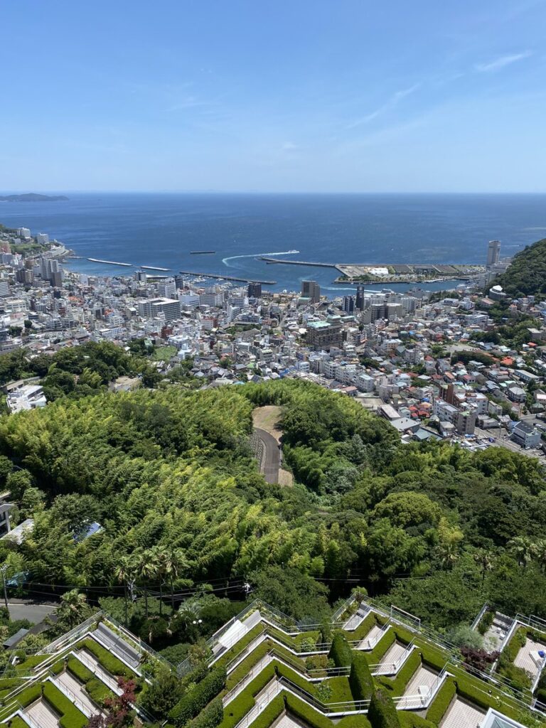 ソラノビーチから一望する熱海市街
