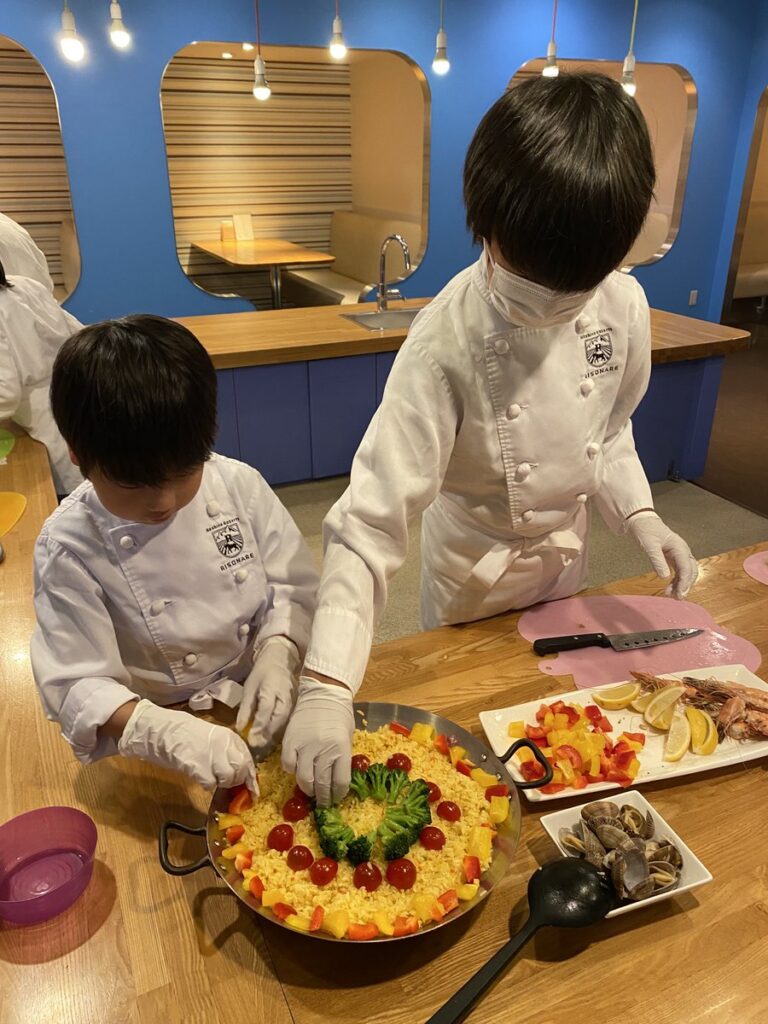 Fisherman’s CLUBで作る海鮮パエリアの盛り付け
