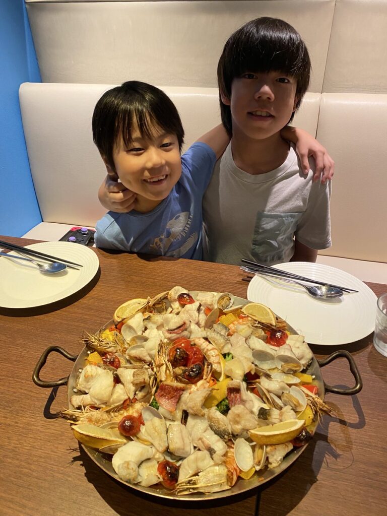 Fisherman’s CLUBで焼き上がった海鮮パエリア