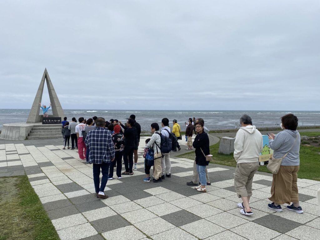 寒空と暴風の宗谷岬にできた行列