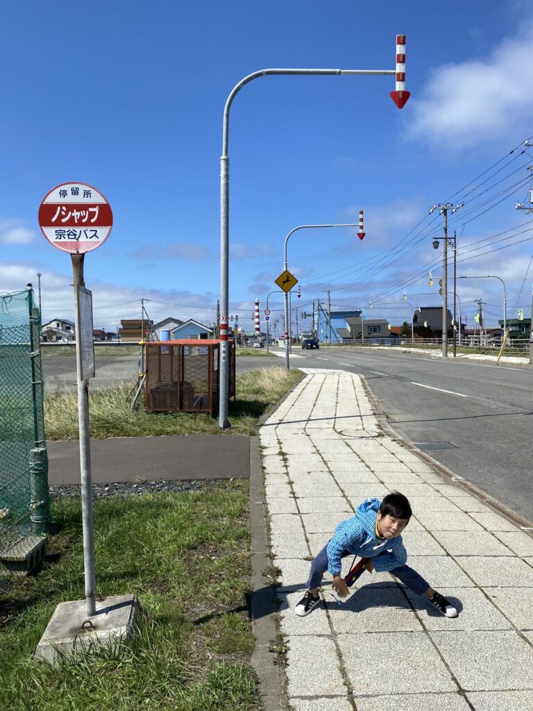 ノシャップへ向かう路線バスと稚内灯台