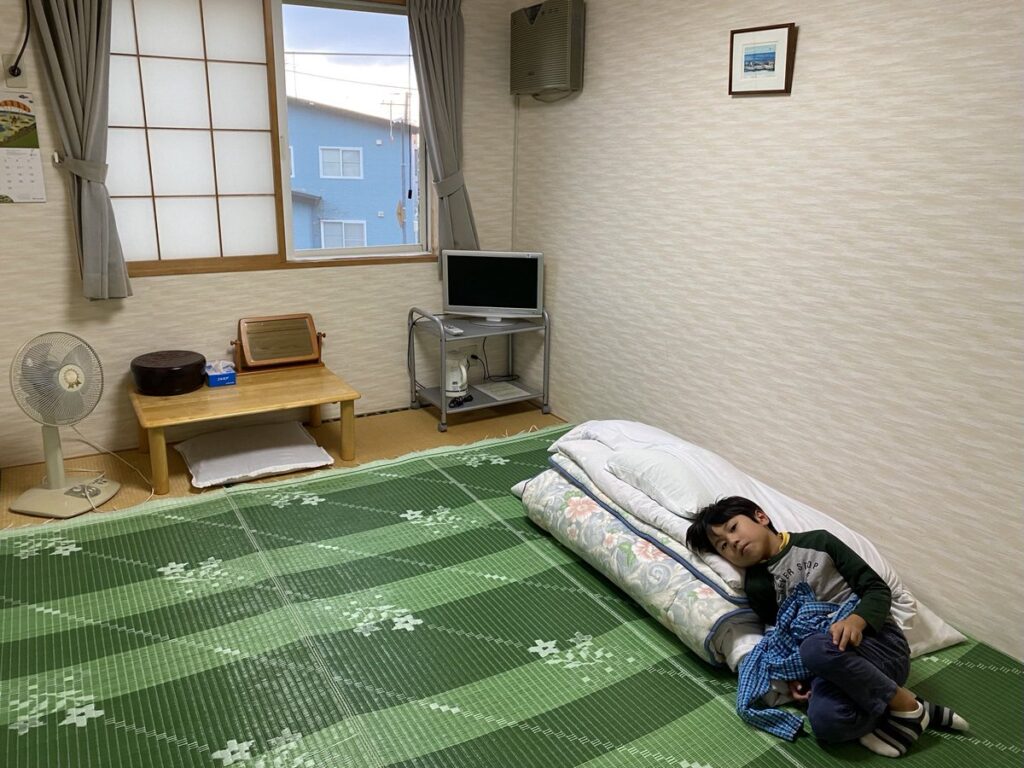 民宿「夕陽館」でくつろぐ子ども