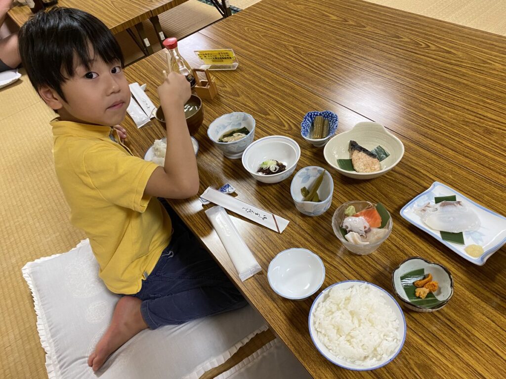 利尻島の民宿「夕陽館」での夕食