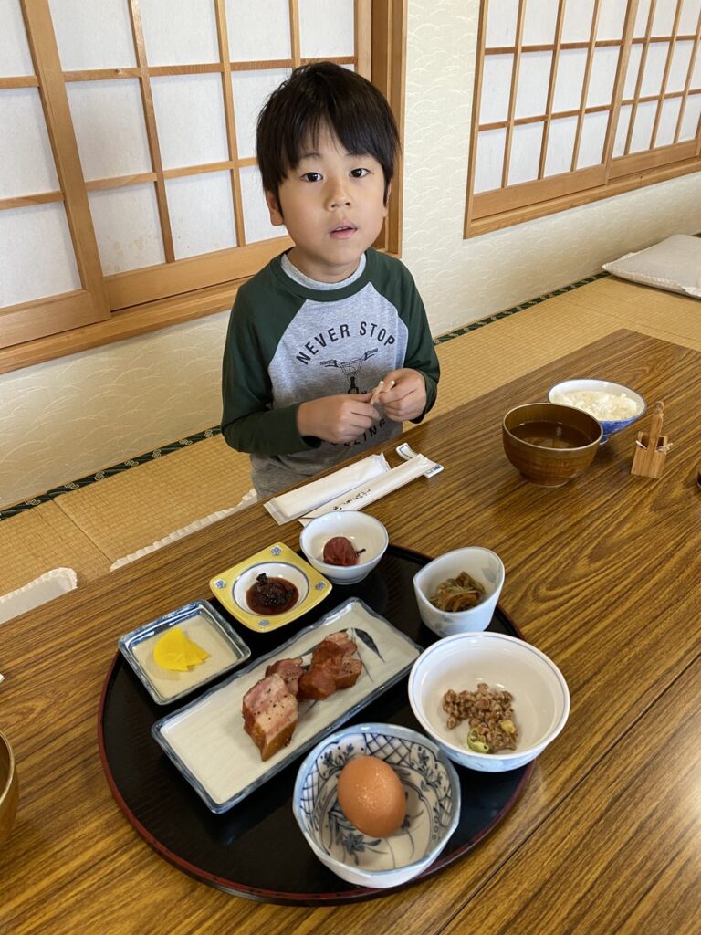民宿「夕陽館」で食べる朝食