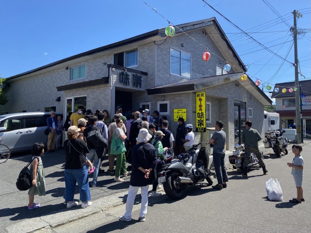利尻らーめん味楽の開店前の行列
