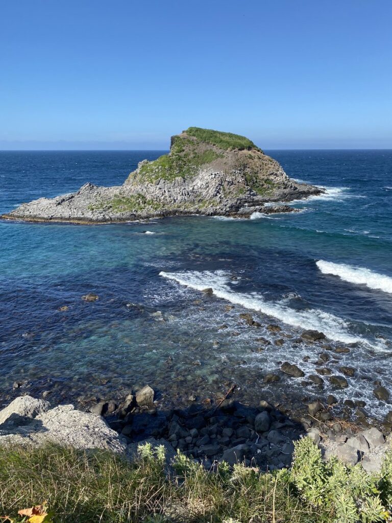 富士野園地から望むポンモシリ島と昆布
