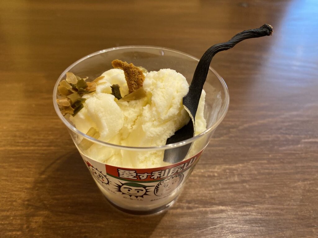 北利ん道のご当地アイス「愛す利尻山」|利尻昆布の根昆布スプーンで食べる愛す利尻山