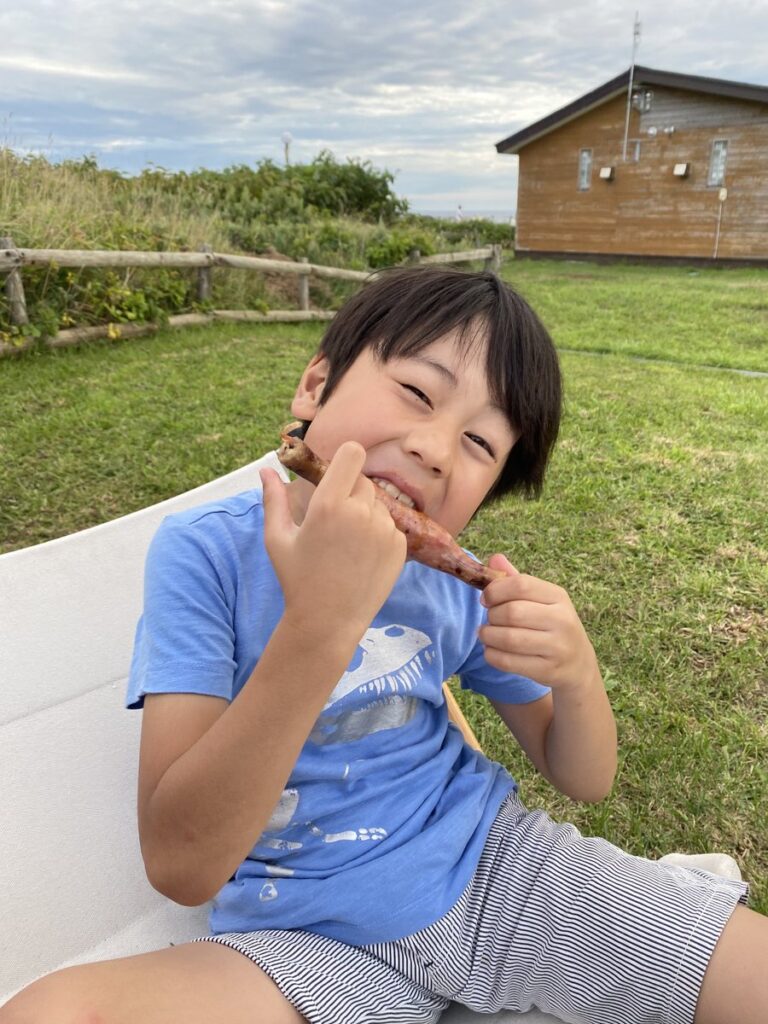 沓形岬公園キャンプ場で味わうマンガ肉風ソーセージ