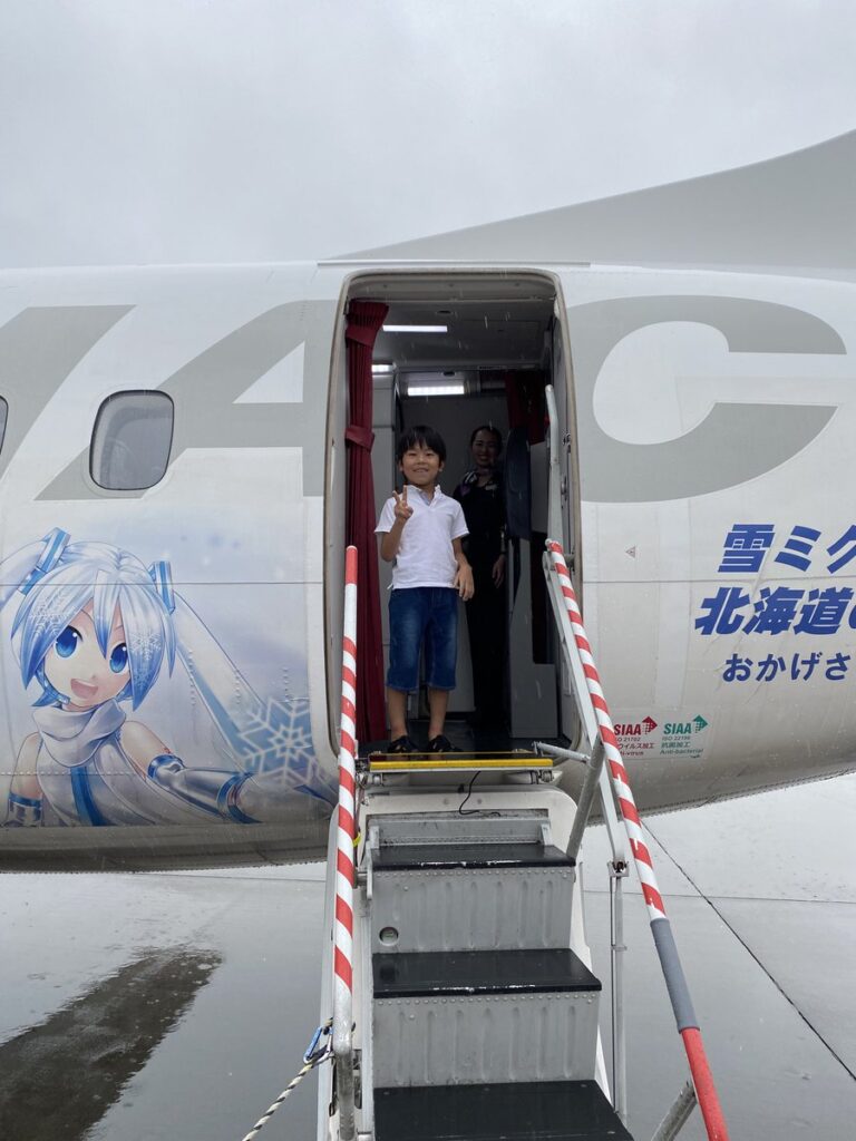 利尻空港から丘珠空港へ向けて出発する機内|雨雲に覆われた利尻空港からの離陸