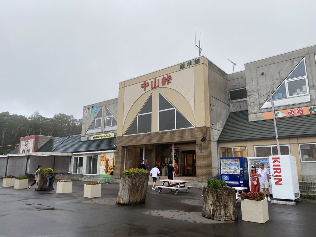 暴風雨の中山峠・道の駅望羊中山