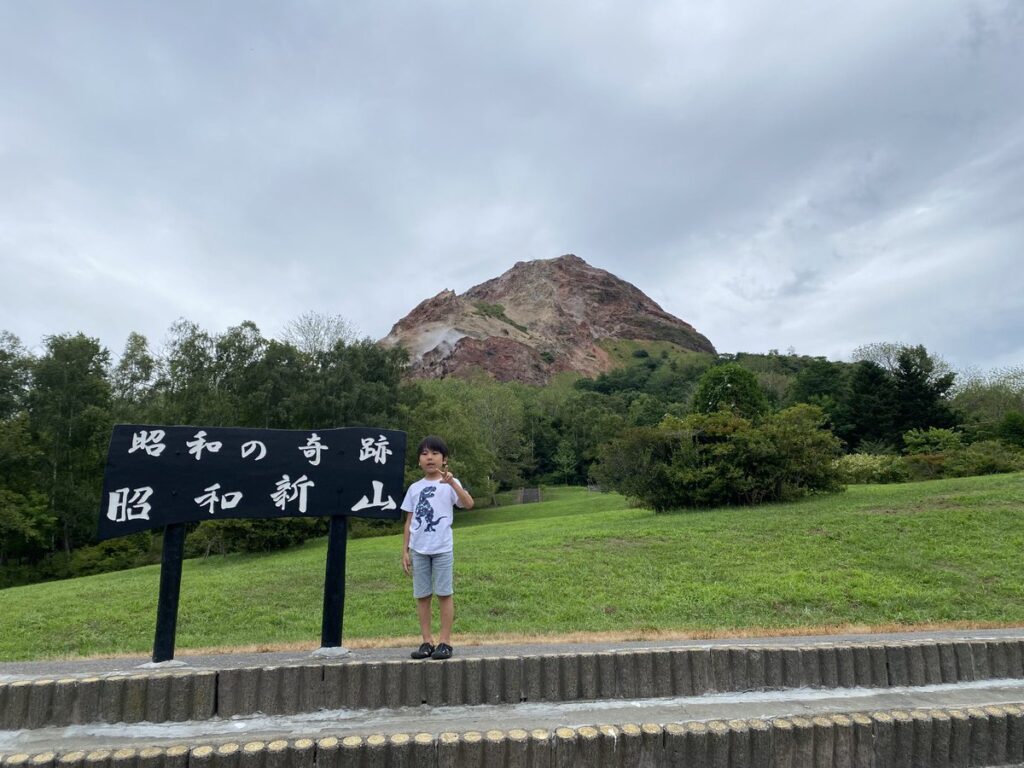 昭和新山の山麓から見上げる火山