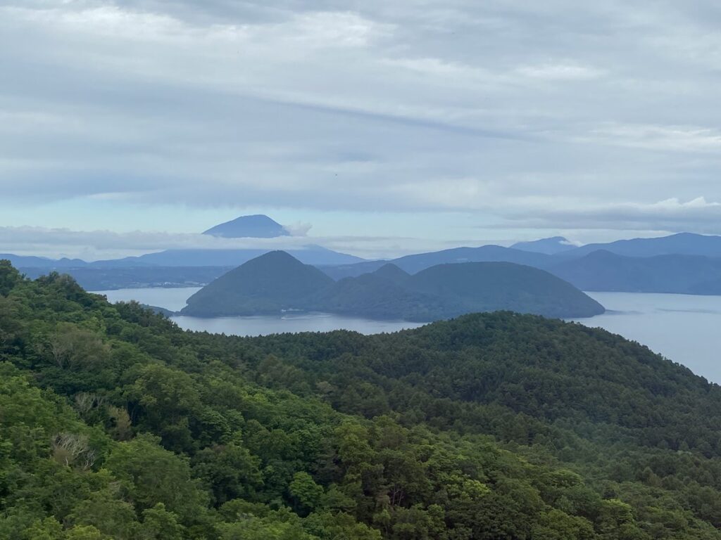 有珠山ロープウェイから望む洞爺湖越しの羊蹄山