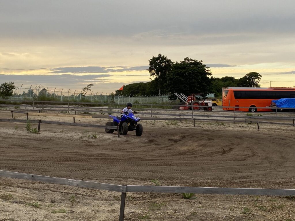 凸凹コースを走るATVバギー体験