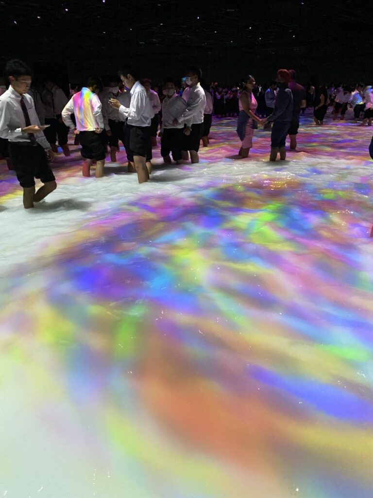 「Drawing on the Water Surface」の七色に変化する水面