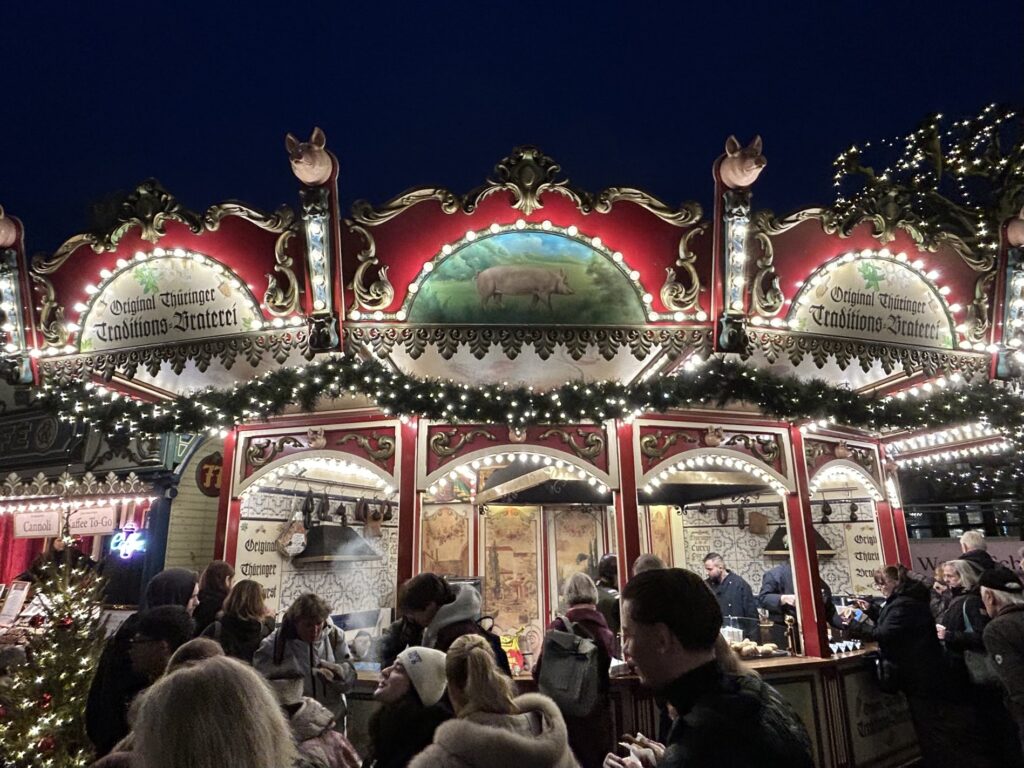 ハンブルク市庁舎前のクリスマスマーケットで味わう絶品ソーセージ「Thüringer」